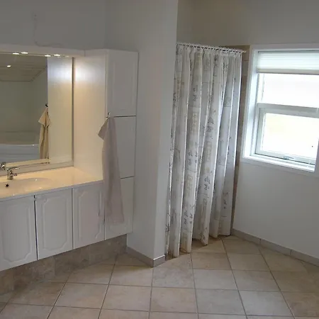 Three-bedroom Holiday In * Hals
